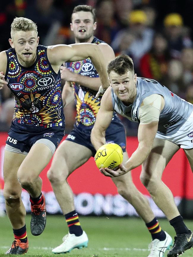 Robbie Gray gets the ball out during the Showdown. Picture SARAH REED