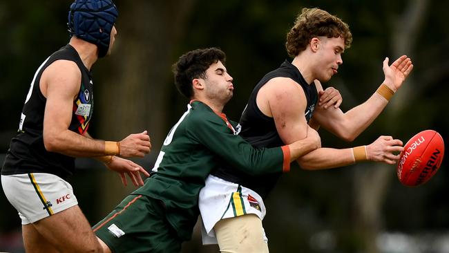 VAFA: Glen Eira’s Jesse Maxfield is caught. Picture: Josh Chadwick