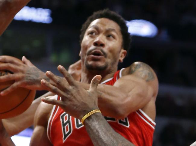 Chicago Bulls guard Derrick Rose (1) drives and scores past Cleveland Cavaliers' James Jones, left, and LeBron James during the second half of an NBA basketball game Thursday, Feb. 12, 2015, in Chicago. The Bulls won 113-98. (AP Photo/Charles Rex Arbogast)