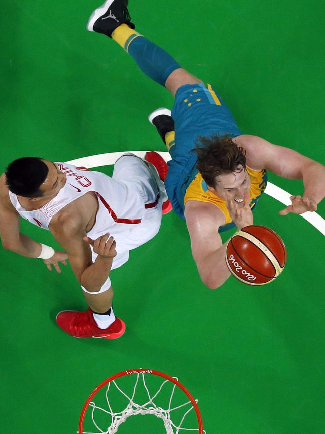 An overview shows Australia's forward Cameron Bairstow (R) go for a rebound past China's forward Zhai Xiaochuan during a Men's round Group A basketball match between China and Australia at the Carioca Arena 1 in Rio de Janeiro on August 12, 2016 during the Rio 2016 Olympic Games. / AFP PHOTO / POOL / Jim YOUNG