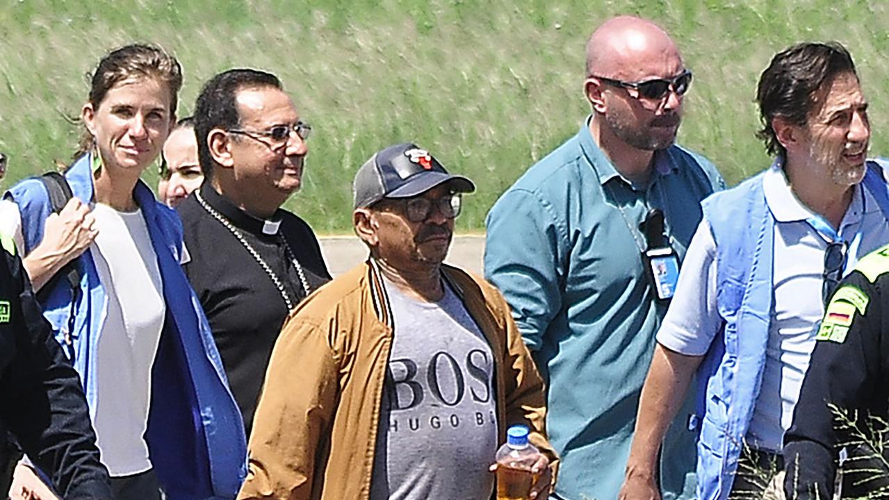 Luis Manuel Diaz (C), father of Liverpool's forward Luis Diaz, descends from a helicopter after his liberation at the Alfonso Lopez airport in Valledupar, Colombia on November 9, 2023. The ELN guerrilla, in peace negotiations with the Colombian government, released this Thursday the father of the Liverpool football player Luis Diaz, kidnapped since October 28 in a border area with Venezuela, according to images broadcasted by local media. (Photo by STRINGER / AFP)