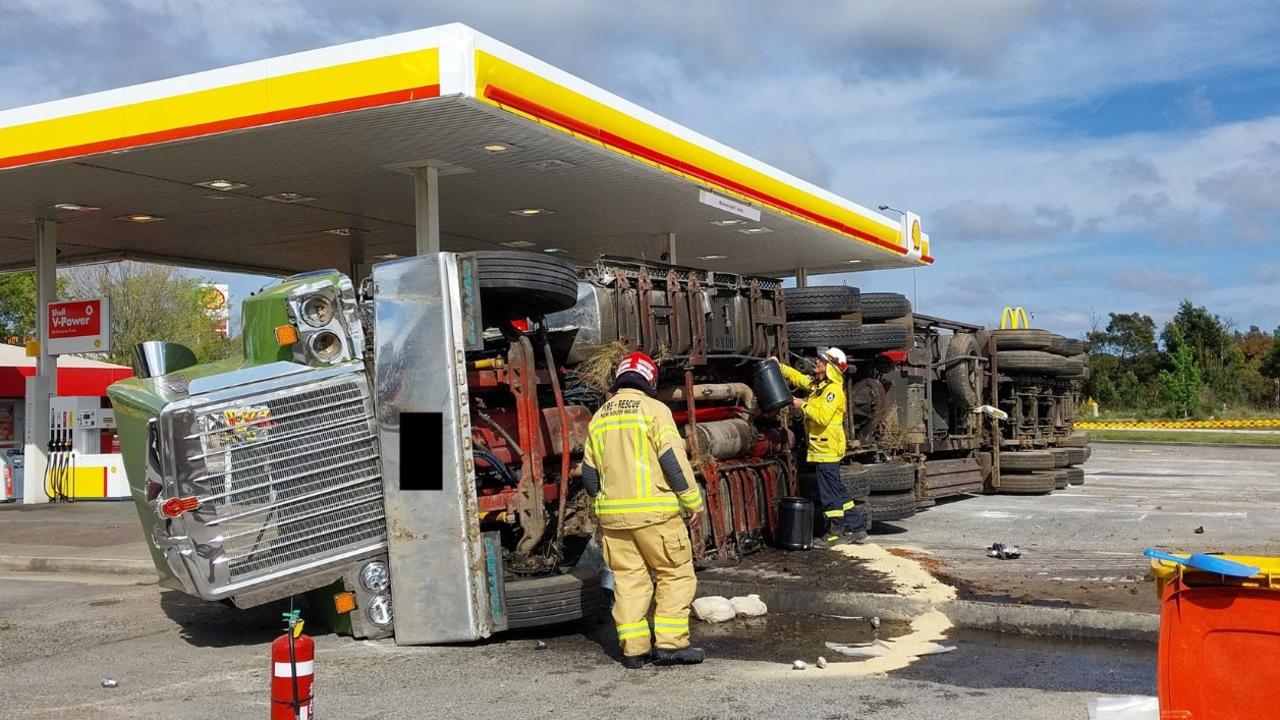 Truck rollover disrupts traffic on Hume Highway