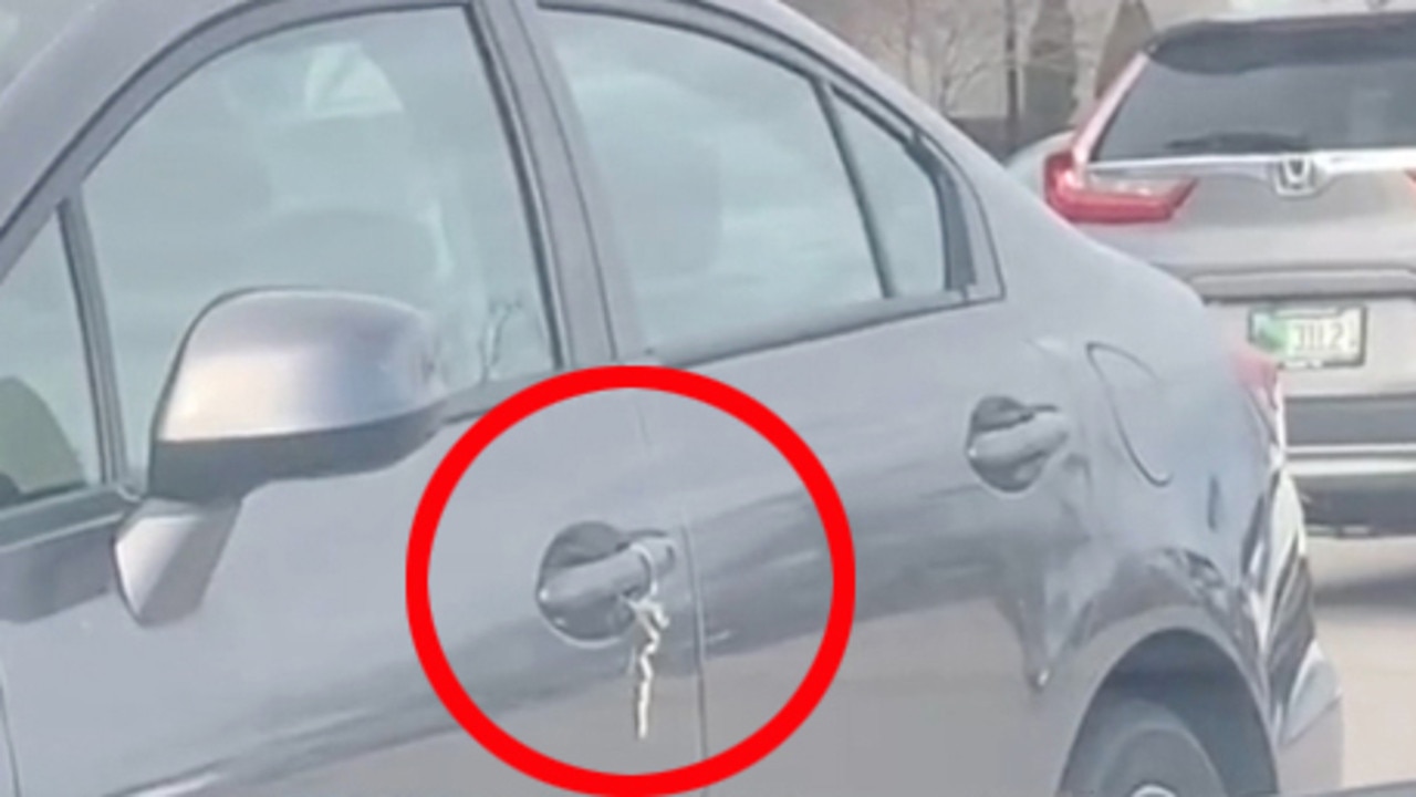 Top 12 what does it mean when someone sticks a coin in your door handle