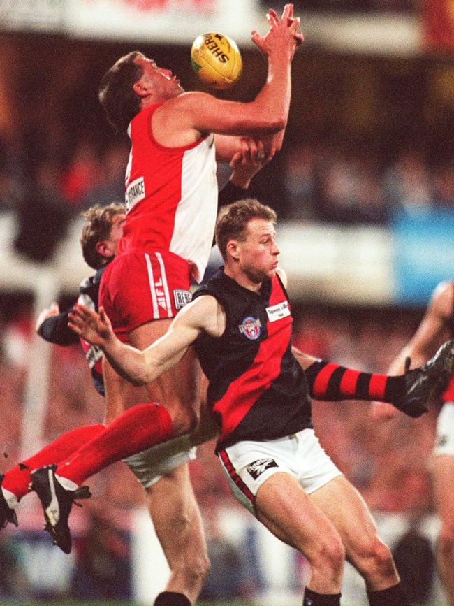 Tony Lockett marking with Sean Wellman.