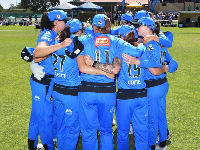 Adelaide Strikers huddle before they took to the field against Melbourne Stars at Centennial Park Oval, Nuriootpa on Saturday, November 16. Picture: Mark Brake/Getty Images.