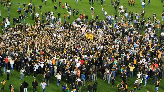 Fans ran onto the field when Lance Franklin kicked his 100th goal in 2008.