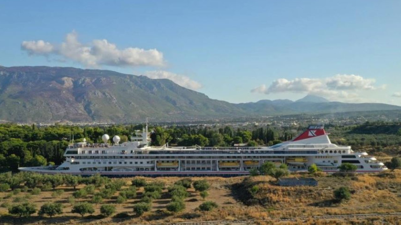 The MS Braemar measures 22.52 metres in width with the canal 24 metres wide.