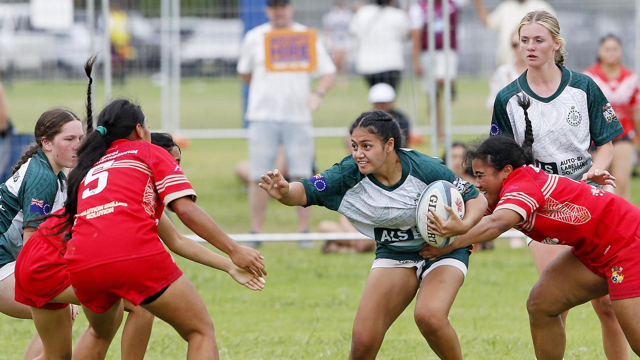 Mariah Kolopa Fasavalu-Faamausili with the ball for Cook Islands.