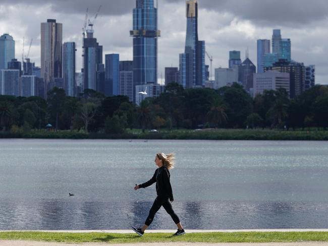 People exercise at Albert Park Lake in Melbourne, Saturday, April 18, 2020. Victoria's stage three social distancing laws started with a ban on all but the most basic outdoor activities to try and combat the spread of Coronavirus (COVID-19).  (AAP Image/Michael Dodge) NO ARCHIVING