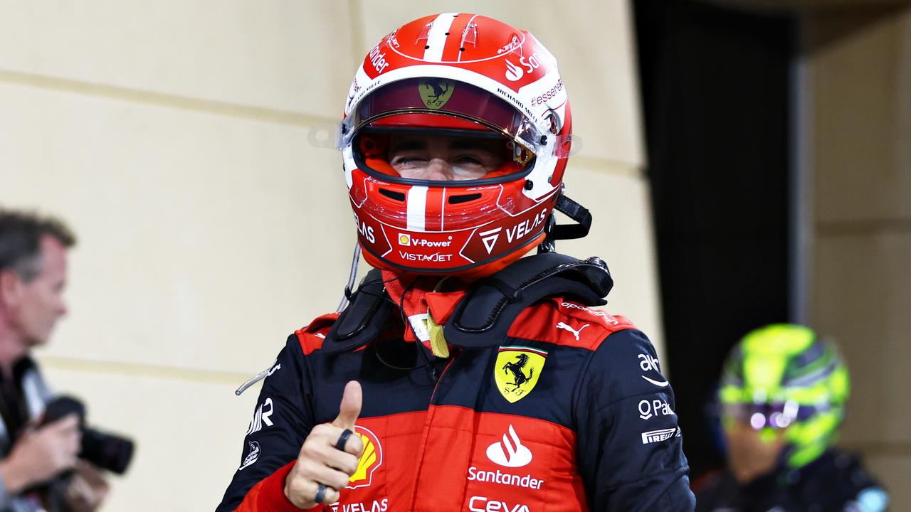 O primeiro lugar classificado Charles Leclerc de Mônaco e Ferrari comemoram na Park Firm durante a qualificação antes do Grande Prêmio de Fórmula 1 do Bahrein no Circuito Internacional do Bahrein em 19 de março de 2022 em Bahrain, Bahrein.  (Foto de Lars Baron/Getty Images)