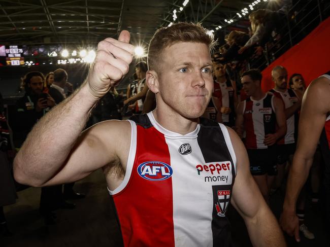 MELBOURNE, AUSTRALIA - JULY 30: Dan Hannebery of the Saints   acknowledges the fans after the round 20 AFL match between the St Kilda Saints and the Hawthorn Hawks at Marvel Stadium on July 30, 2022 in Melbourne, Australia. (Photo by Darrian Traynor/Getty Images)