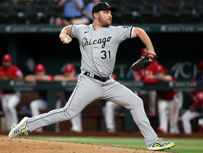 ARLINGTON, TEXAS - AUGUST 05: Liam Hendriks #31 of the Chicago White Sox pitches against the Texas Rangers in the ninth inning at Globe Life Field on August 05, 2022 in Arlington, Texas. (Photo by Richard Rodriguez/Getty Images)