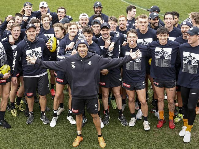 MELBOURNE, AUSTRALIA - AUGUST 17: Eddie Betts of the Blues poses for a photo with his team mates who are wearing a special tribute shirt acknowledging Eddie's 350th and final game during a Carlton Football Club training session at Ikon Park on August 17, 2021 in Melbourne, Australia. (Photo by Darrian Traynor/Getty Images)