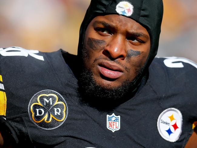 PITTSBURGH, PA - JANUARY 14: Le'Veon Bell #26 of the Pittsburgh Steelers looks on against the Jacksonville Jaguars during the first half of the AFC Divisional Playoff game at Heinz Field on January 14, 2018 in Pittsburgh, Pennsylvania.   Kevin C. Cox/Getty Images/AFP == FOR NEWSPAPERS, INTERNET, TELCOS & TELEVISION USE ONLY ==