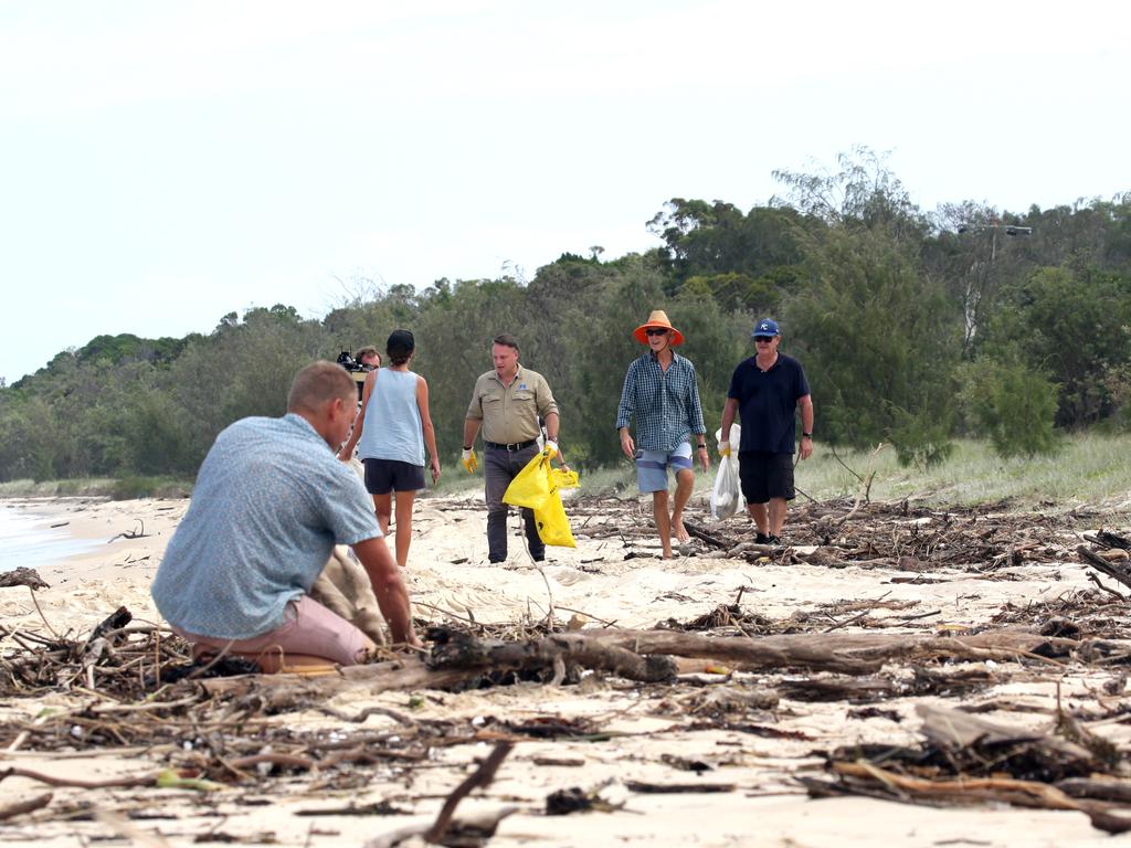 Adrian Schrinner, the Lord Mayor of Brisbane, talking to locals from Bulwer and cleaning up the flood debris. Photo: Steve Pohlner