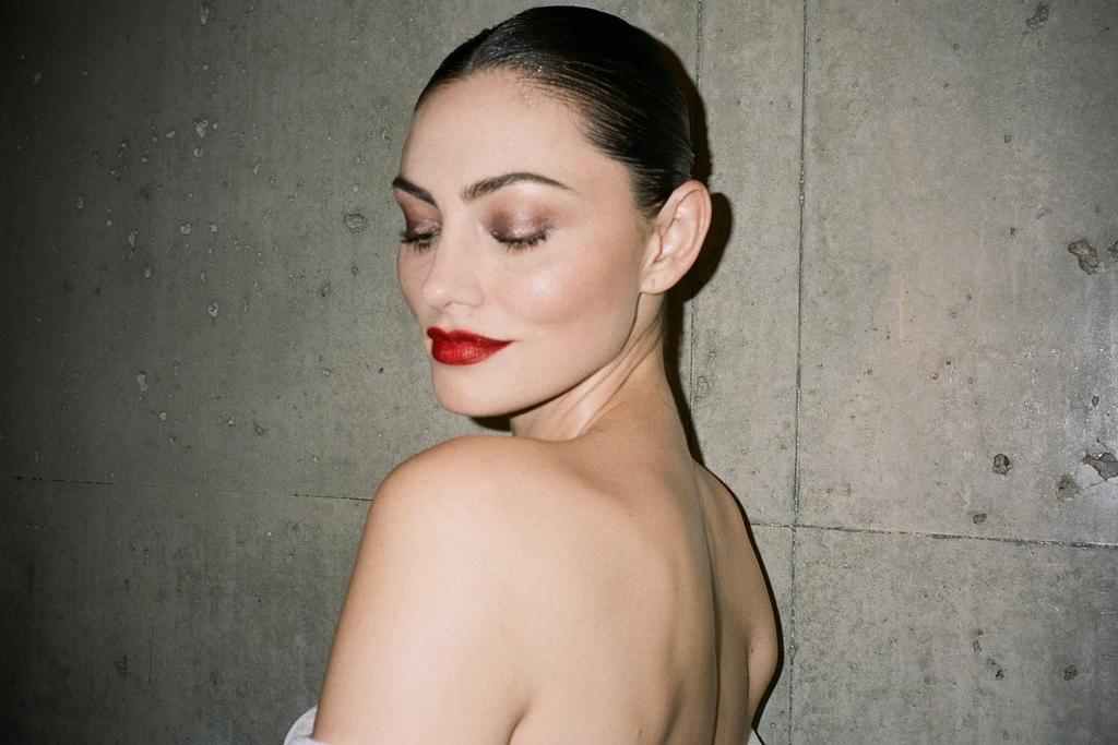 Why Phoebe Tonkin chose to break a cardinal beauty rule for the