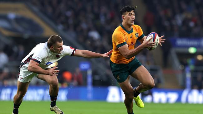 Wallabies star Joseph-Aukuso Suaalii beats England rival Ollie Sleightholme to set up a try for Tom Wright. Picture: Getty Images