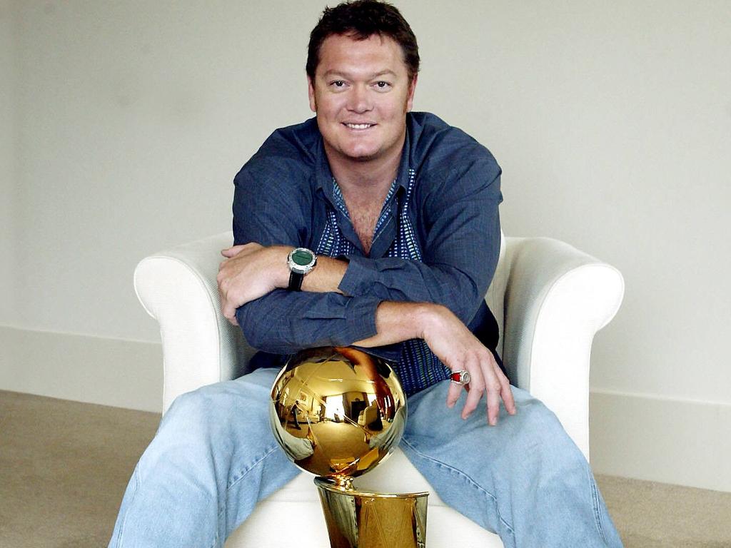 L'ancien basketteur des Chicago Bulls Luc Longley à Melbourne pour NBA Madness, avec une réplique du trophée du championnat NBA.