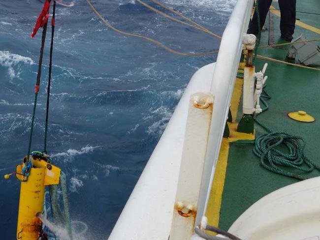 The depressor weight being brought aboard the vessel supplied by China in April, the Dong Hai Jiu 101. Source: ATSB, photo by Mel Proudlock