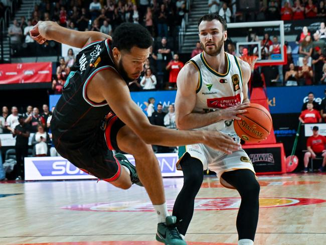 WOLLONGONG, AUSTRALIA - JANUARY 07: Tyler Harvey (L) of the Hawks and Sean Macdonald (R) of the Jackjumpers during the round 15 NBL match between Illawarra Hawks and Tasmania Jackjumpers at WIN Entertainment Centre, on January 07, 2025, in Wollongong, Australia. (Photo by Izhar Khan/Getty Images)