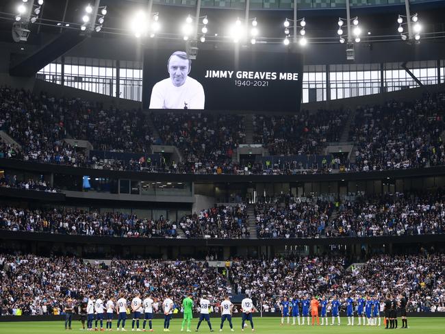 LONDON, ENGLAND - SEPTEMBER 19: Players and fans observe a minutes silence in memory of Jimmy Greaves MBE prior to the Premier League match between Tottenham Hotspur and Chelsea at Tottenham Hotspur Stadium on September 19, 2021 in London, England. (Photo by Laurence Griffiths/Getty Images)