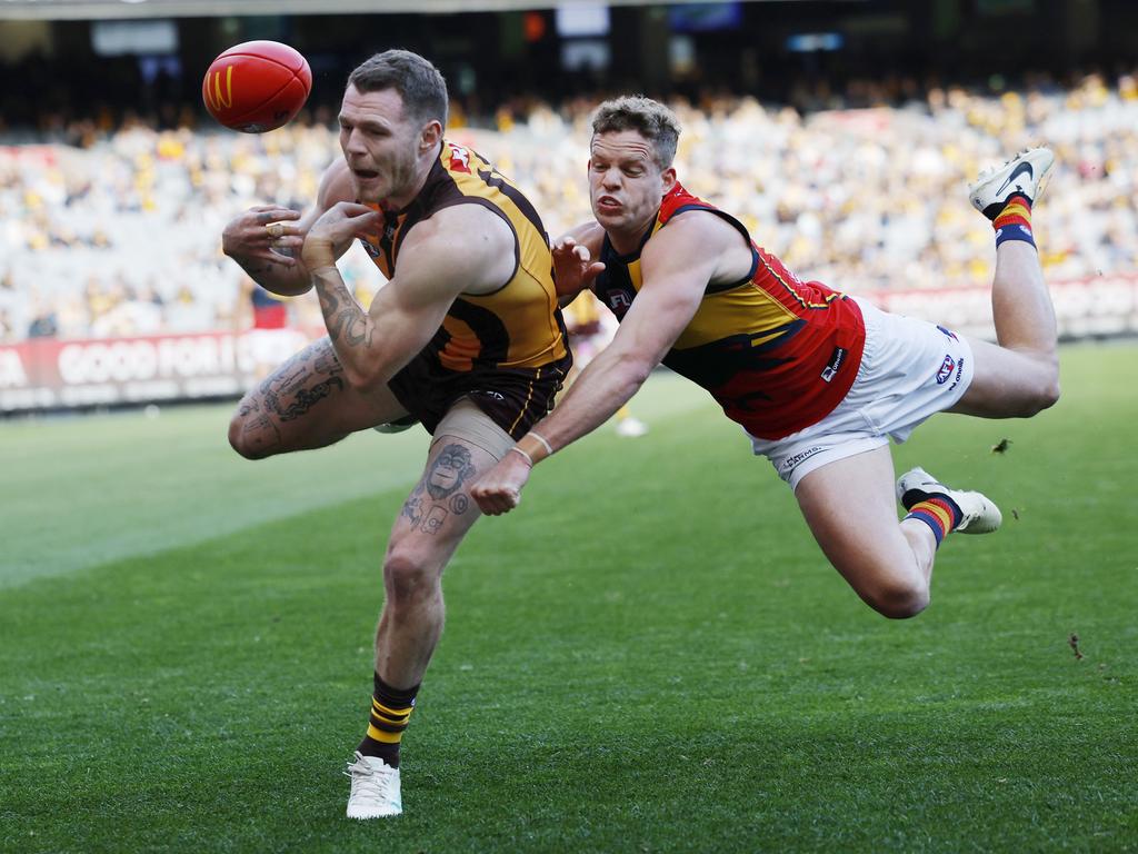 Mitch Hinge dives to spoil Blake Hardwick. Picture: Michael Klein