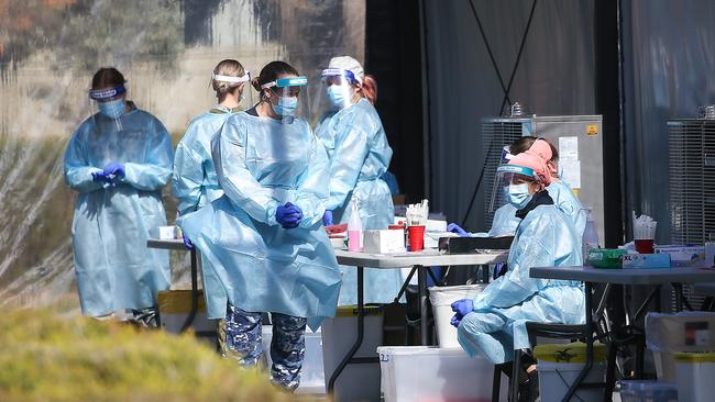 COVID-19 testers at Craigieburn in Melbourne's northwest. Picture: NCA NewsWire / Ian Currie