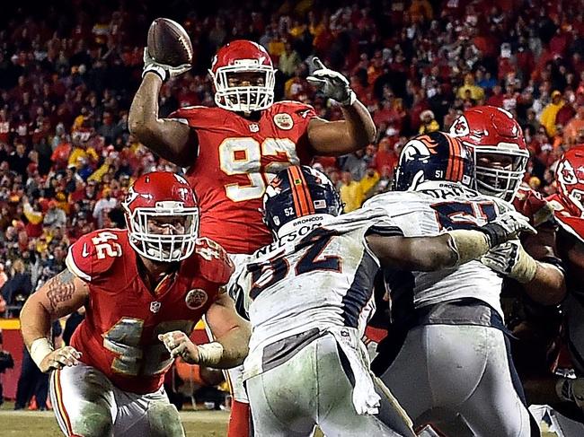 KANSAS CITY, MO - DECEMBER 25: Nose tackle Dontari Poe #92 of the Kansas City Chiefs passes to tight end Demetrius Harris #84 in the end zone for a touchdown during the 4th quarter of the game against the Denver Broncos at Arrowhead Stadium on December 25, 2016 in Kansas City, Missouri. Jason Hanna/Getty Images/AFP == FOR NEWSPAPERS, INTERNET, TELCOS & TELEVISION USE ONLY ==