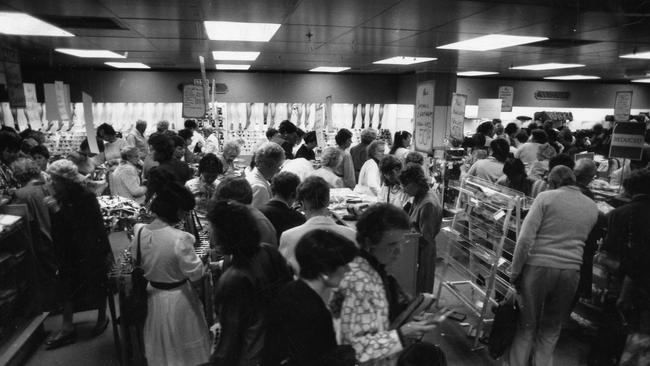 Shoppers crowd the Miller Anderson department store in Hindley Street for the closing down sale in November 1988.