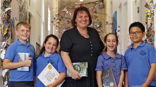 WEEKEND  TELEGRAPHS-  25/11/22  MUST CHECK WITH PIC EDITOR JEFF DARMANIN BEFORE USING -Students from Woollahra Public School pictured today. The school is again one of the top performing in the NAPLAN tests this year. L to R, Rufus Lamb, Amy Stynes, Nicole Molly (principle),  Ariella KazanÃs and Theo Yung. Picture: Sam Ruttyn