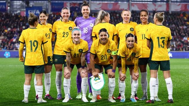 BRENTFORD, ENGLAND - APRIL 11: Players of Australia pose for a team photograph, as Katrina Gorry, Charlotte Grant and Tameka Yallop show nameless shirts in support of the Alzheimer's Society, prior to the Women's International Friendly match between England and Australia at Gtech Community Stadium on April 11, 2023 in Brentford, England. (Photo by Clive Rose/Getty Images )