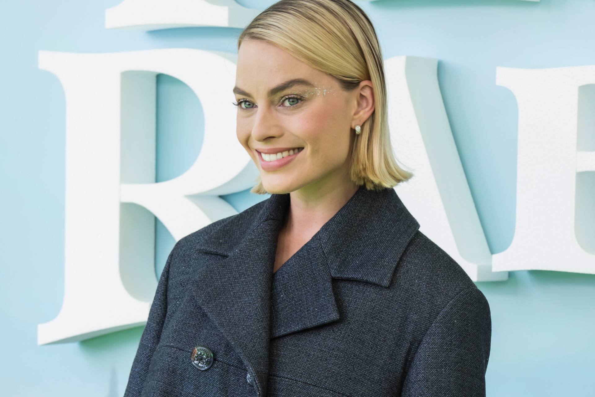 How to style a suit, according to Margot Robbie – Vogue Australia