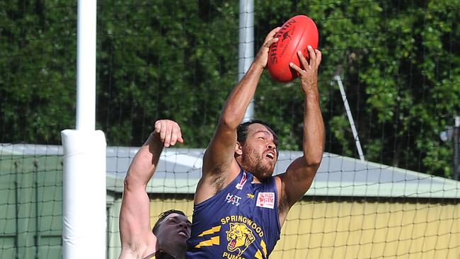 Springwood’s Rhan Hooper takes a screamer.                         (AAP image, John Gass)