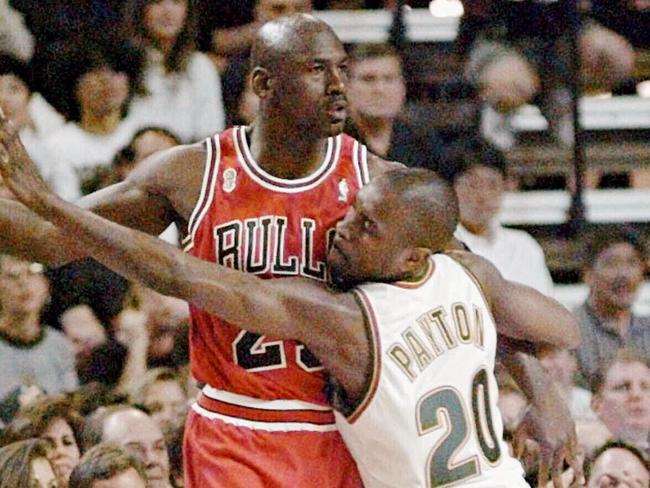 Michael Jordan (L) holds ball away from Gary Payton during Game 4 of NBA Finals Chicago Bulls v Seattle SuperSonics 12/06/96.  Basketball A/CT