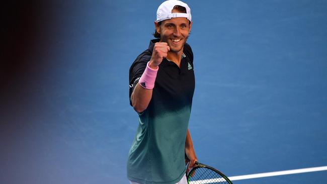 TOPSHOT - France's Lucas Pouille celebrates his victory against Canada's Milos Raonic during their men's singles quarter-final match on day ten of the Australian Open tennis tournament in Melbourne on January 23, 2019. (Photo by Peter PARKS / AFP) / -- IMAGE RESTRICTED TO EDITORIAL USE - STRICTLY NO 