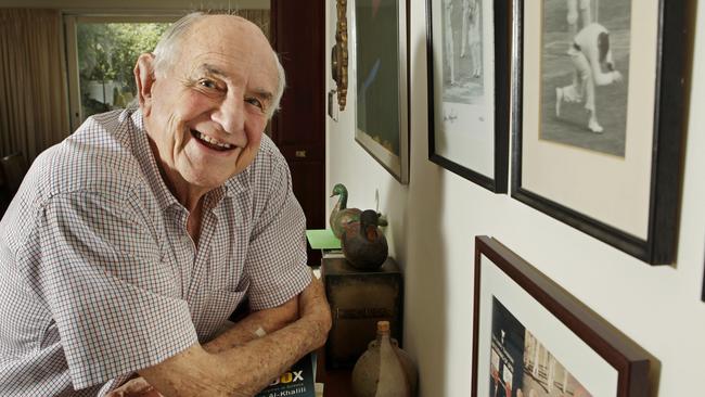 Cricketing great Colin McDonald has died aged 92.