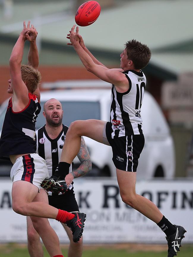 Reynella’s Damon Arnold, attempt to take a mark during a clash against Flagstaff Hill, was solid in the Wineflies’ triumph over Morphett Vale on Saturday. Picture AAP/Dean Martin