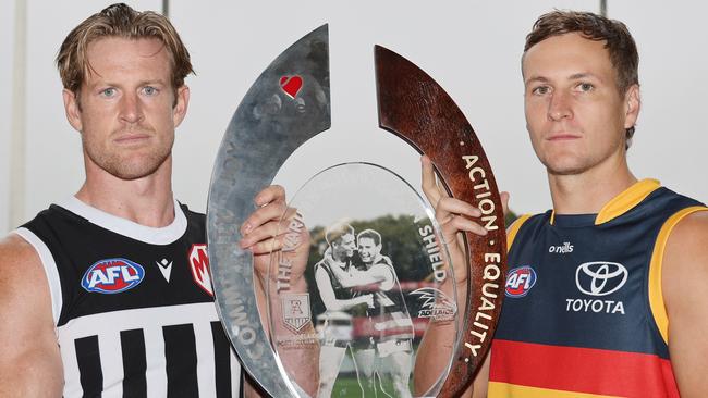 ADELAIDE, AUSTRALIA - NewsWire Photos March 27 2023: Adelaide Crows Captain Jordan Dawson and Port Adelaide Captain Tom Jonas with the Showdown Trophy at Adelaide Oval. NewsWire / David Mariuz