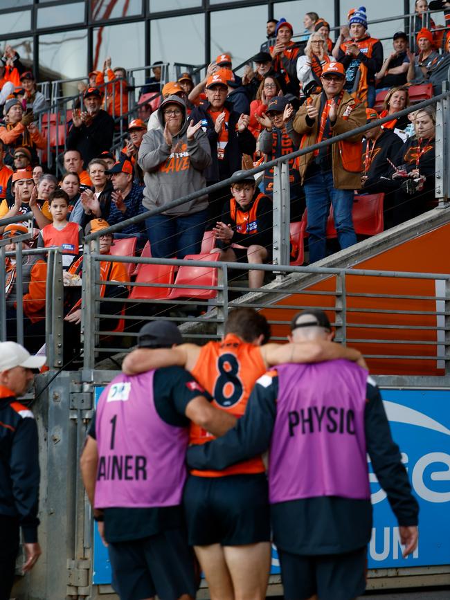 Giants fans applaud Ward from the field.