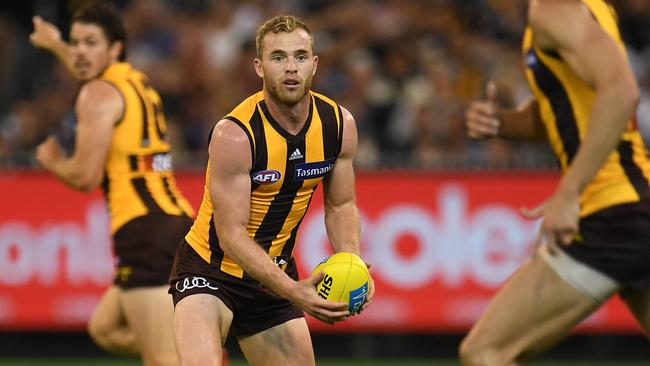 Tom Mitchell set a VFL/AFL record with 54 disposals against Collingwood. Picture: AAP