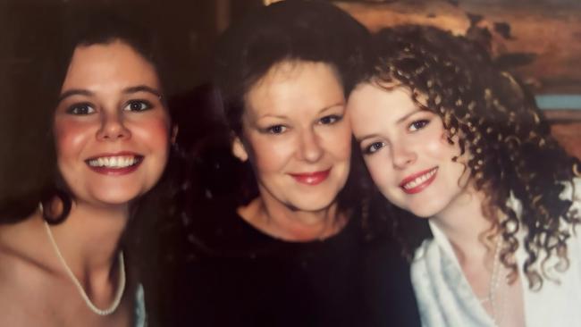 Nicole Kidman (right) with sister Antonia (left) and mother Janelle (centre).