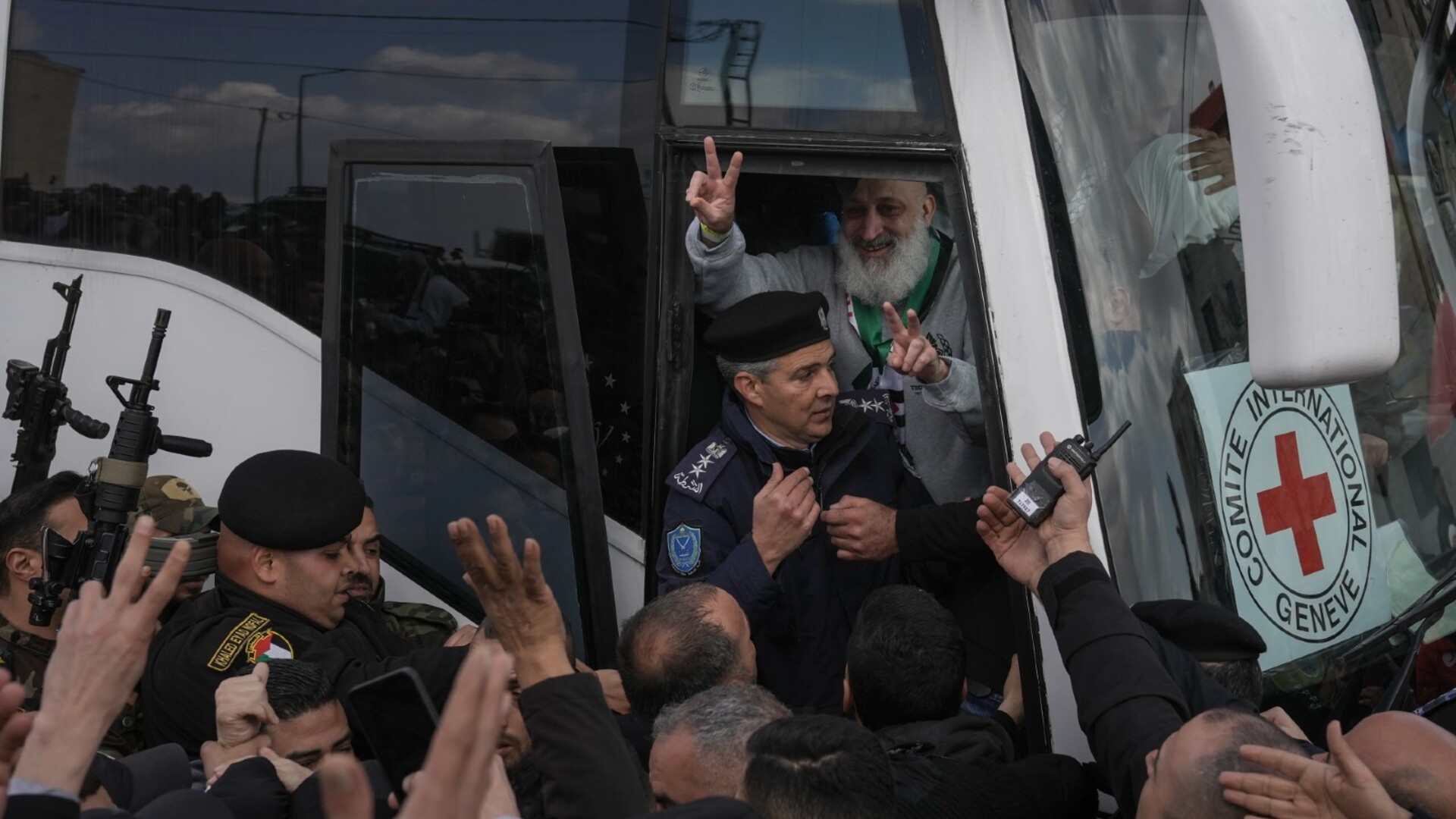 More than 180 Palestinian prisoners released as part of ceasefire deal