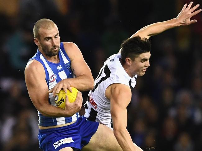 MELBOURNE, AUSTRALIA - AUGUST 05:  Ben Cunnington of the Kangaroos marks infront of Brayden Maynard of the Magpies during the round 20 AFL match between the North Melbourne Kangaroos and the Collingwood Magpies at Etihad Stadium on August 5, 2017 in Melbourne, Australia.  (Photo by Quinn Rooney/Getty Images)