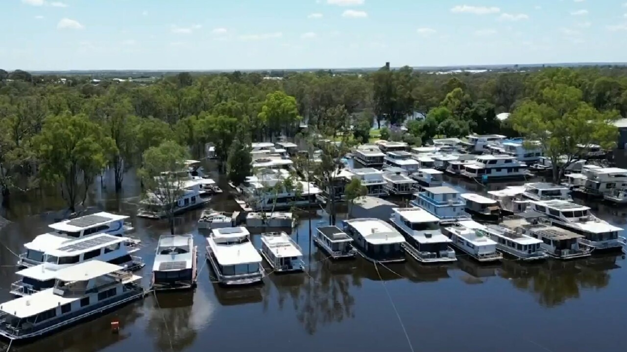 Search underway for missing man after Murray River boat capsize