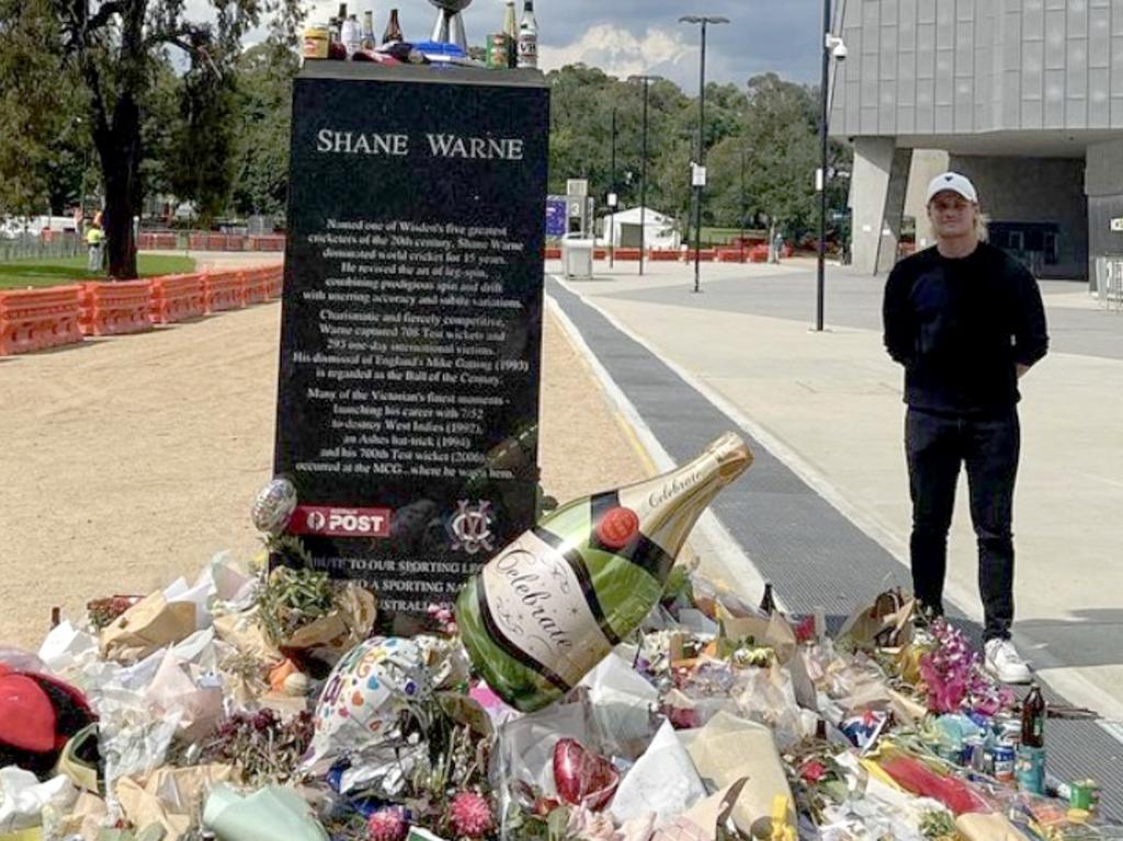 Jackson Warne visits his late father Shane Warne statue at the MCG.