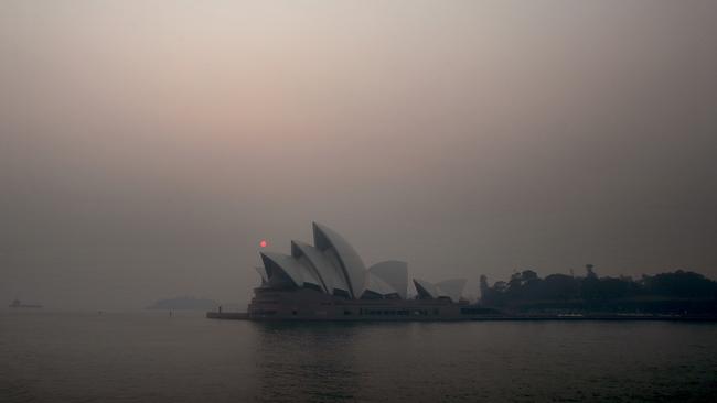 Heavy smoke haze blankets Sydney after bushfires continue to burn around the city. Picture: Toby Zerna