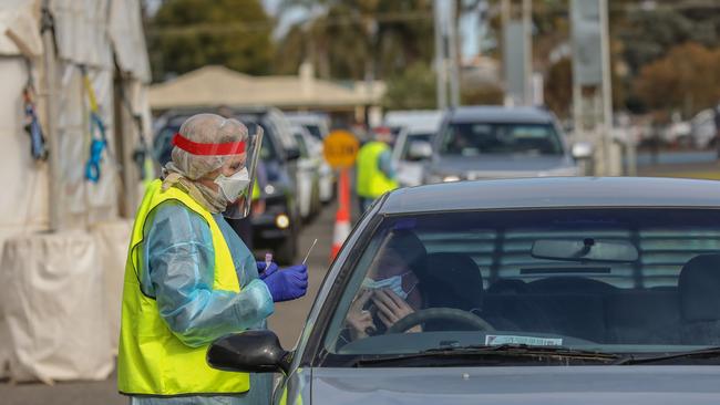 Many lining up to get tested in Mildura were on Monday told to go home and isolate. A second clinic has since opened. Picture: NCA NewsWire / Darren Seiler