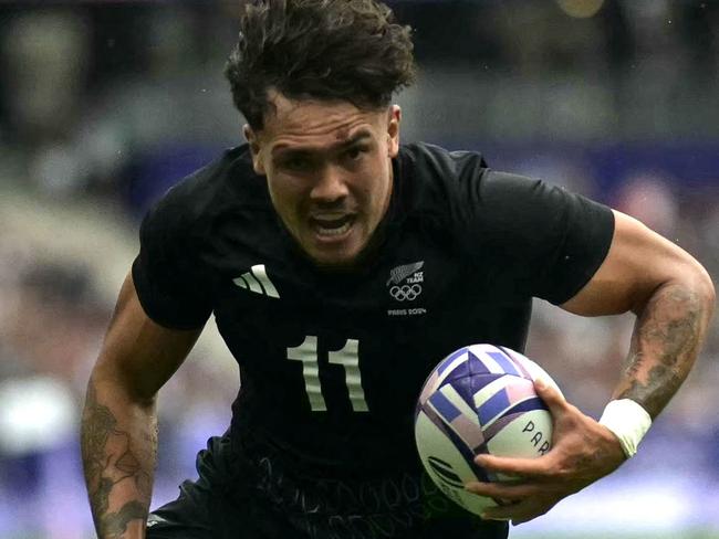 New Zealand's Moses Leo scores a try during the men's placing 5-8 rugby sevens match between New-Zealand and Argentina during the Paris 2024 Olympic Games at the Stade de France in Saint-Denis on July 27, 2024. (Photo by CARL DE SOUZA / AFP)