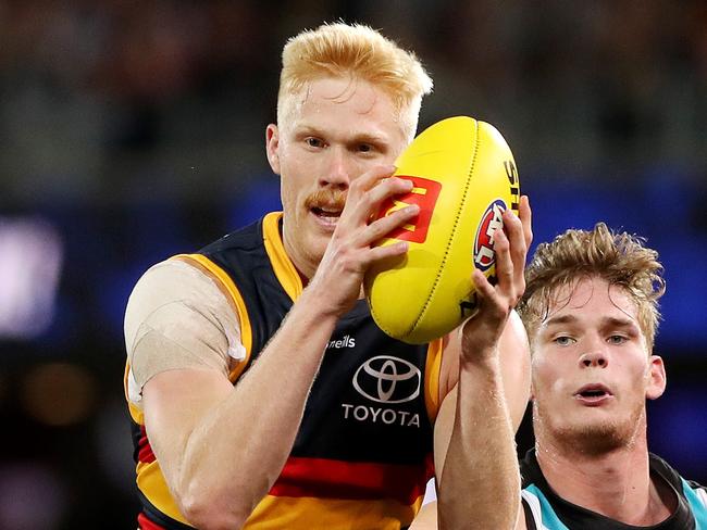 ADELAIDE, AUSTRALIA - APRIL 01: Elliott Himmelberg of the Crows marks the ball in front of Sam Skinner of the Power during the 2022 AFL Round 03 match between the Adelaide Crows and the Port Adelaide Power at Adelaide Oval on April 01, 2022 In Adelaide, Australia. (Photo by Sarah Reed/AFL Photos via Getty Images)