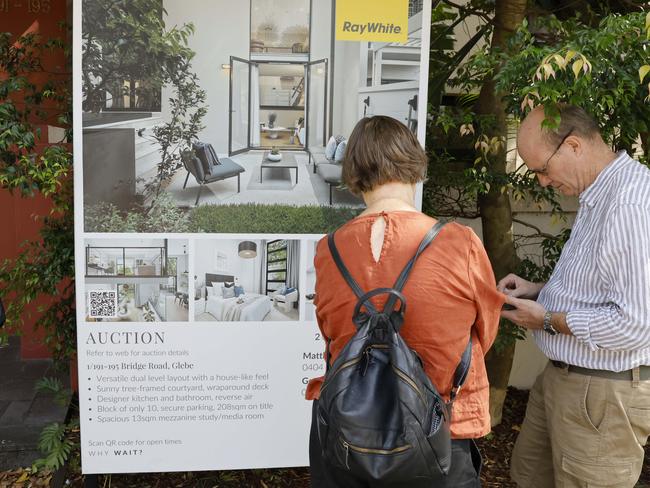 SYDNEY, AUSTRALIA - NewsWire Photos FEBRUARY 15, 2025: Auction of an apartment at 191-195 Bridge Road in Glebe.Picture: NewsWire / Damian Shaw